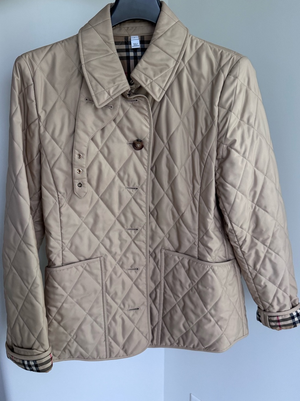 Burberry
Fernleigh Quilted Jacket large New Chino Beige & Burberry garment bag